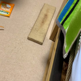 ベッドの下から歯磨きおやつの画像