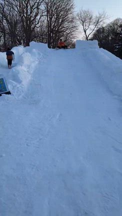 雪滑り台の記事動画