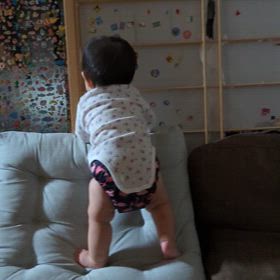 貼る姉と剥がす妹の画像