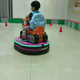 ぎこちない乗り物に固まる孫ちゃんの画像
