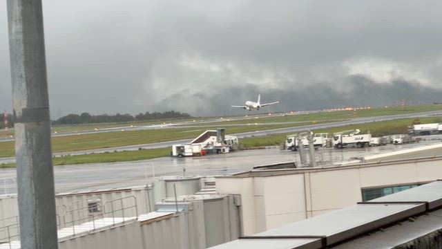 今日もまた　娘の迎えで　空港にの記事動画