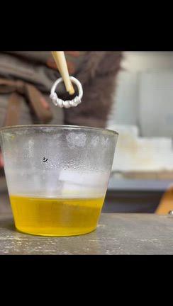 燻し加工のツイストリングの記事動画