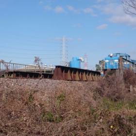 名古屋臨海鉄道と赤ホキの画像