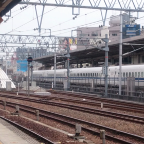 新幹線を横目に凸原色が駆け抜けるの画像