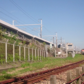 青空の名古屋をディーゼル機関車が駆け抜けるの画像