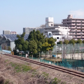 汽笛サービスのディーゼル機関車が名古屋港を駆け抜けるの画像