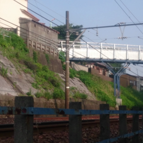 新型特急と1380系のスレ違いの画像