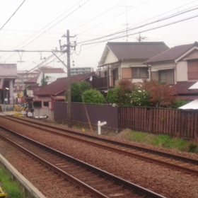 小雨が降る名古屋を本線特急が駆け抜けるの画像