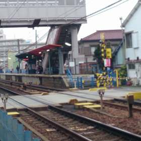 駅から発車する真紅のパノラマsuperの画像