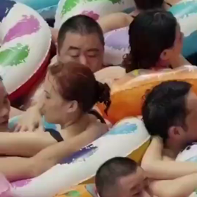 中国夏休みのプール。是非見て、笑うの画像