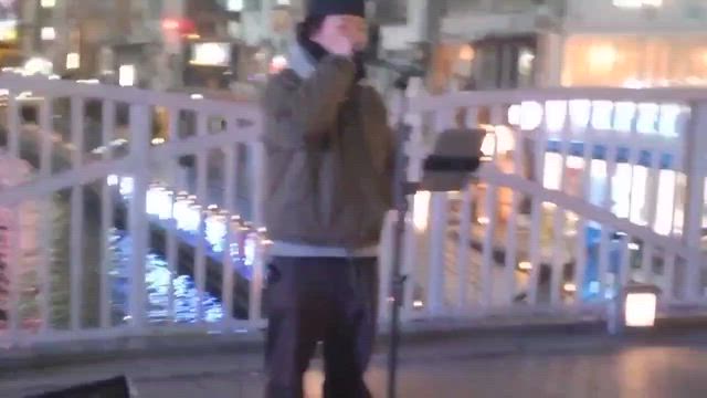 旅行先の大阪でストリートミュージシャンを見ての記事動画