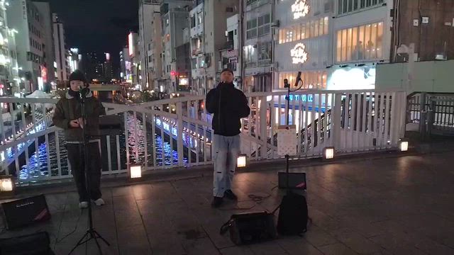 旅行先の大阪でストリートミュージシャンを見ての記事動画