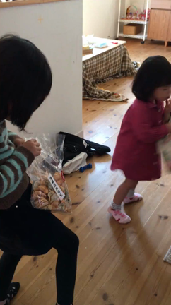 冬休みの、託児と学童のお知らせの記事動画