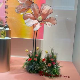 桜と共に街の中もピンクの画像