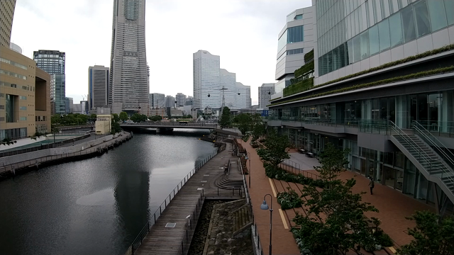 今朝の桜木町駅前。ヨコハマ・エア・キャビン。の記事動画