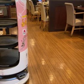 ネコ型配膳ロボットの画像