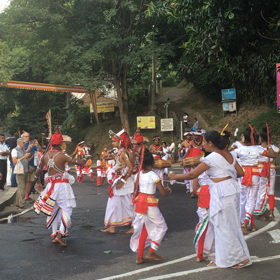 スリランカボヤデーの踊りはこん な感じ٩(๑❛ᴗ❛๑)۶の画像