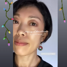 クリスマスリースのピアスの画像