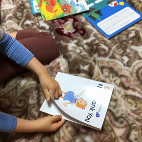 家庭学習のみ！4歳児が英語の本を勝手に読んでくれる映像の画像