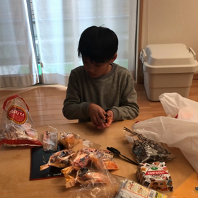 男友達に友チョコを渡すために袋詰め作業をする男の動画の画像