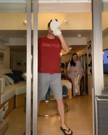 夫婦の小劇団の記事動画