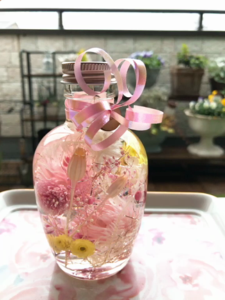 コロンな形のフルーツボトルでピンクの甘いハーバリウム♡の記事動画