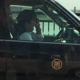車で並行して走るタクシードライバー 大泣きの画像