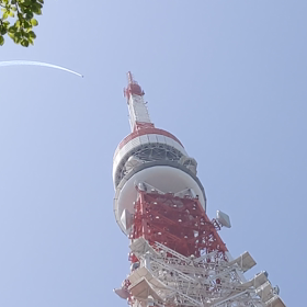 東京タワーの空にニコちゃんマークの画像