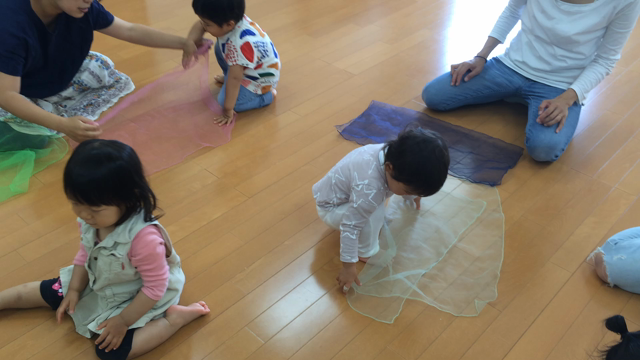 【動画】♪はんぶんこ〜〜1歳児リトミックの記事動画