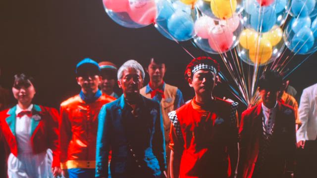 キャストさん達の行進！？新宿駅のLEDサイネージが凄すぎる！！の記事動画