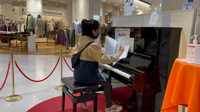 三女のあこがれのストリートピアノ！！勇気出して弾いて、大満足な休日に♡の記事動画