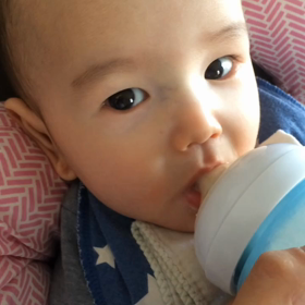 生後203日目(6.5m)★ミルク飲みながら大爆笑！の画像