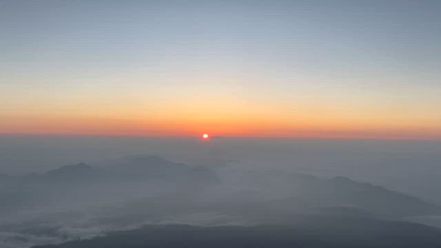 富士山での御来光の記事動画