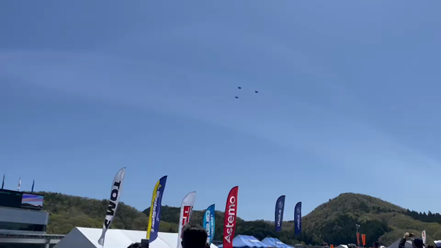 スーパーGT 開幕戦 2022 車と戦闘機❤️ ブルーインパルス？の記事動画