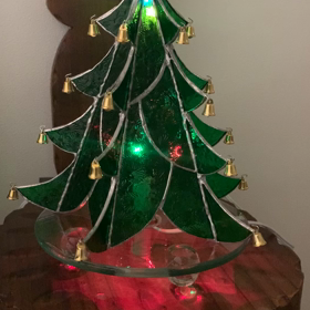 ステンドグラスでクリスマスツリーの画像