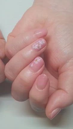 重なる花びらが美しい桜ネイルの記事動画