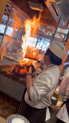 回転寿司で藁焼き堪能の記事動画