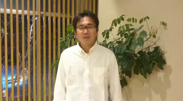 左の肩の痛みを訴える女性の記事動画