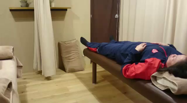 左の肩の痛みを訴える女性の記事動画