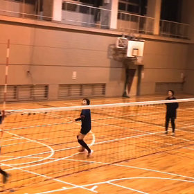 大きく下がってレシーブするコツの画像