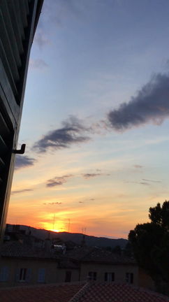 家の窓からの夕焼けの記事動画
