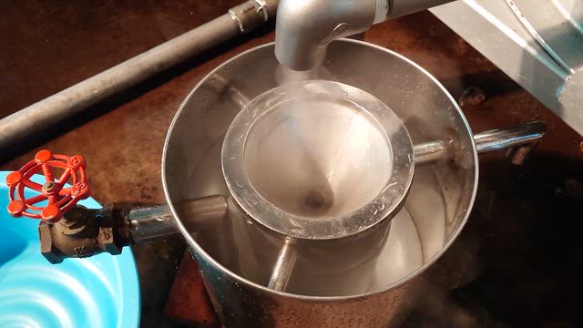 リアルな蒸留の様子を見学させていただきました！～開聞山麓山麓香料園の記事動画
