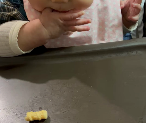 お菓子で手づかみ食べの記事動画