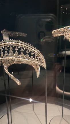 ロンドンのV&amp;A カルティエのジュエリー展の記事動画