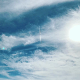 おちてく飛行機雲の画像