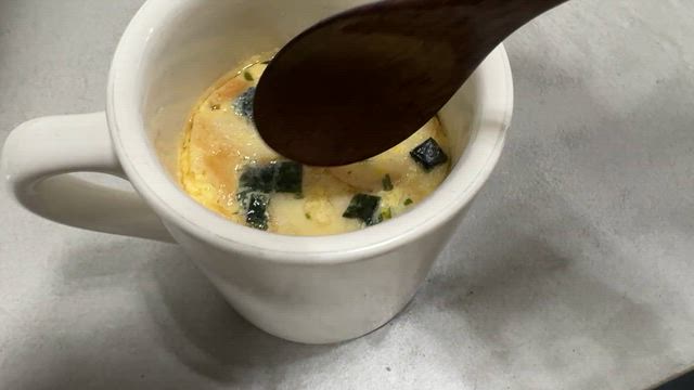 【究極⭐︎雑ご飯】夫が大好きなアレをレンチンだけで作ってみたんだけど…の記事動画