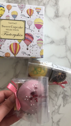 貰った瞬間、あけた瞬間可愛いカップケーキの記事動画