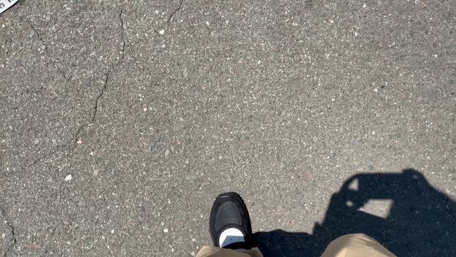 【アラフォーGU夏の購入品】全部黒！SNSで話題の激安スニーカーとトップスの夏物3点購入〜！の記事動画