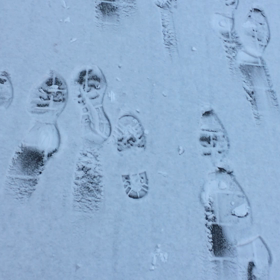 雪道を歩く。の画像