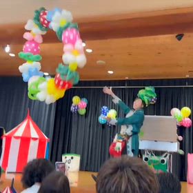 バルーンショー　空とぶいちごの画像